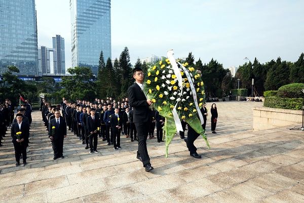 1554770913840039665.jpg 敬献花圈 (4).jpg