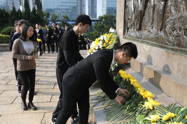 1554770970977081531.jpg 学生代表有序瞻仰纪念碑 (4).jpg