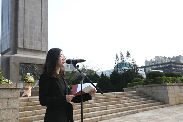 1554772016244012830.jpg 研究生会主席张梦蝶宣读公祭文 (3).jpg